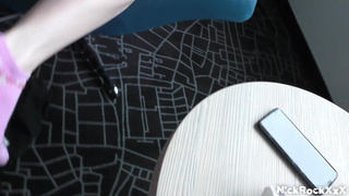 Девушка впервые берет член в руку и рот – горячее видео