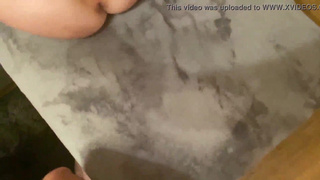 Жена раздвинула ноги для любовника и разговаривает с мужем по телефону