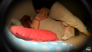 Секс видео: кончает на лицо спящей