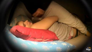 Секс видео: кончает на лицо спящей