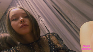 Kate Kuray мастурбирует в раздевалке – горячее порно видео 2023