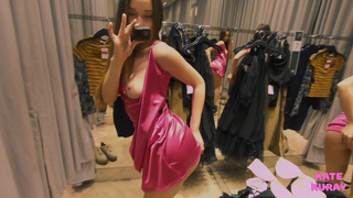 Kate Kuray мастурбирует в раздевалке – горячее порно видео 2023