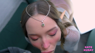 Красивая эльфийка KateKuray страстно трахается и глубоко берет в рот