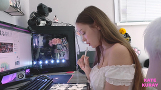 Сексуальная Kate White дрочит в страстном соло видео