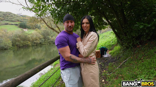 Страстный секс на природе с пышногрудой брюнеткой Kira Queen