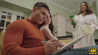 Жесткий секс втроем с русскими женщинами