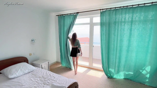 Владелец квартиры трахает в анал