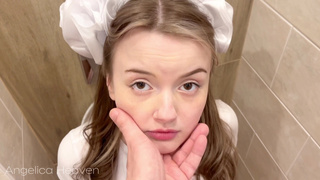 Отчим жестко трахает падчерицу в задницу и кончает в рот