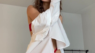 Anna Ralphs танцует под Lana Del Rey и страстно раздевается