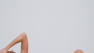 Anna Ralphs в красных подвязках - страстное порно видео с рыжей красоткой