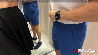 Секс в машине и страстный минет в раздевалке – рискованное порно видео