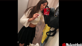 Секс в машине и страстный минет в раздевалке – рискованное порно видео