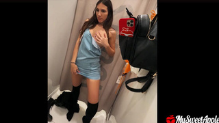 Секс в машине и страстный минет в раздевалке – рискованное порно видео