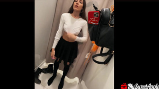 Секс в машине и страстный минет в раздевалке – рискованное порно видео