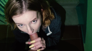 Реальное домашнее порно – трах в подъезде пока родители дома