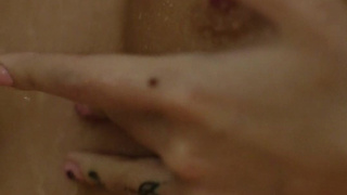 Горячее порно видео с дрочкой в душе