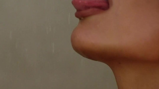 Горячее порно видео с дрочкой в душе