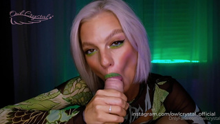 Страстный минет от голодной блондинки