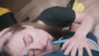 Дочь шокирована размером члена отца в киске