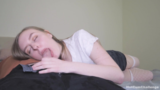 Секс видео студентки с отчимом – страстный минет в спальне