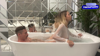 Лил Карина соблазняет парня в ванной