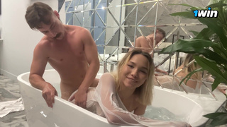 Лил Карина соблазняет парня в ванной