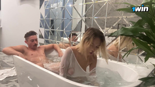 Лил Карина соблазняет парня в ванной