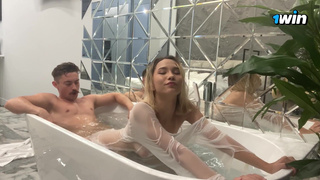 Лил Карина соблазняет парня в ванной