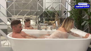 Лил Карина соблазняет парня в ванной