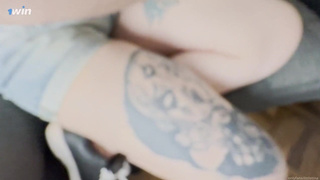 Анальный секс с подругой — огромный член входит легко