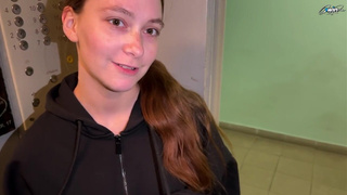 Страстный минёт в лифте — эксклюзивное порно видео с развратной незнакомкой