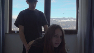 Русская сестра застряла в окне - брат вытащил членом