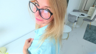 Страстное свидание с горячей девушкой – жесткий секс и конча на трусики