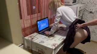 Порно видео с геймершей