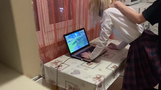 Порно видео с геймершей