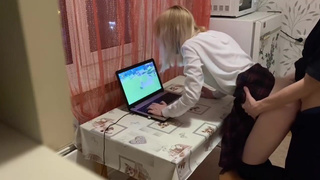 Порно видео с геймершей