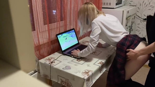 Порно видео с геймершей