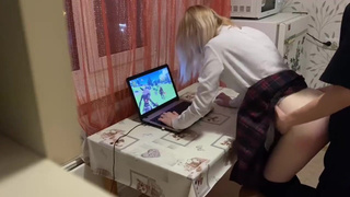 Порно видео с геймершей