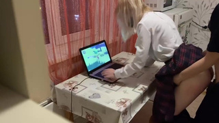 Порно видео с геймершей