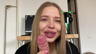 Реальное домашнее секс видео – минет и глотание спермы друга