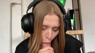 Реальное домашнее секс видео – минет и глотание спермы друга