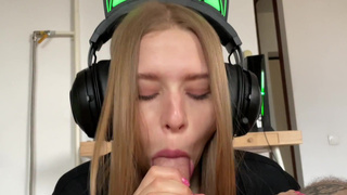 Реальное домашнее секс видео – минет и глотание спермы друга