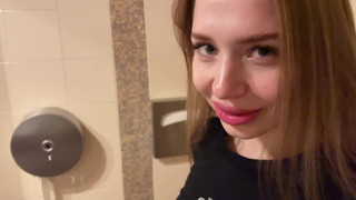 Секс в общественном туалете с фитоняшкой