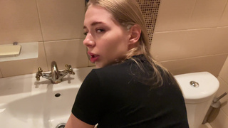 Секс в общественном туалете с фитоняшкой