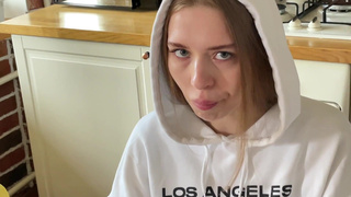 Секс видео: минет с неожиданной начинкой для бургера