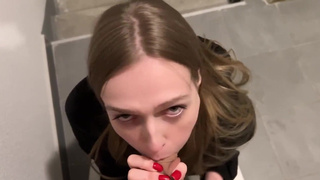 Жаркое секс-видео с сосанием на лестничной клетке