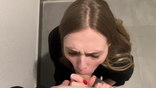 Жаркое секс-видео с сосанием на лестничной клетке