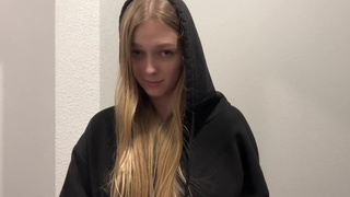 Жаркое секс-видео с сосанием на лестничной клетке