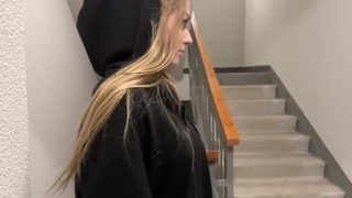 Жаркое секс-видео с сосанием на лестничной клетке