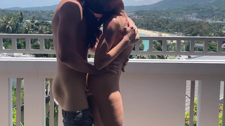 Страстный секс на балконе отеля: кончают на лицо
